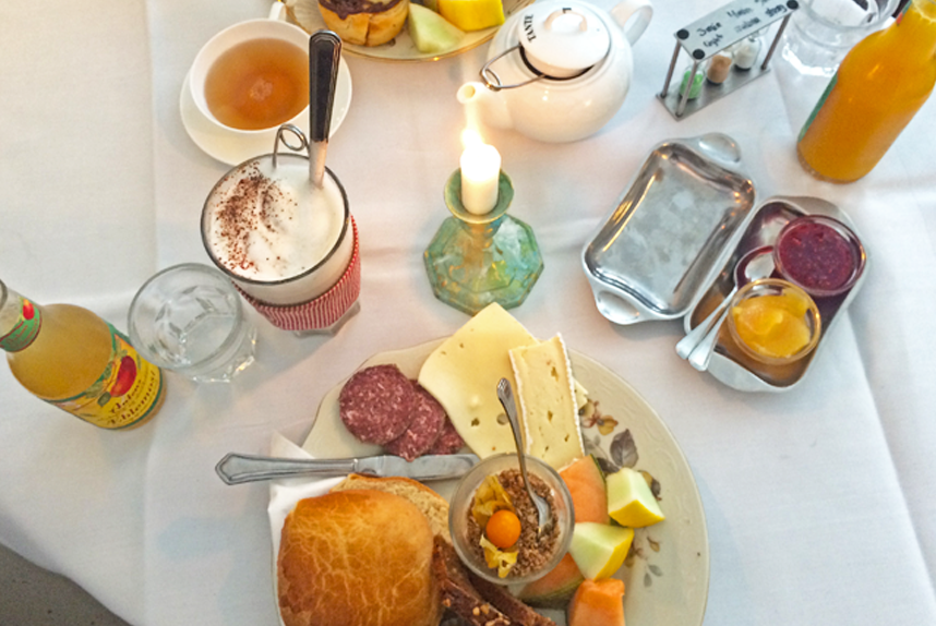 Мало того, что у этого места был восхитительный поздний завтрак, но их выбор чая непобедим, и обстановка так хороша