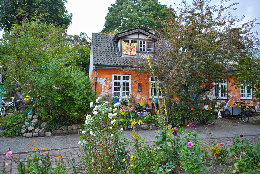 Сочетание самодельных домов, мастерских, художественных галерей, музыкальных заведений, дешевых и экологически чистых закусочных и красивой природы делает его отличным местом для прогулок и дешевой еды и напитков