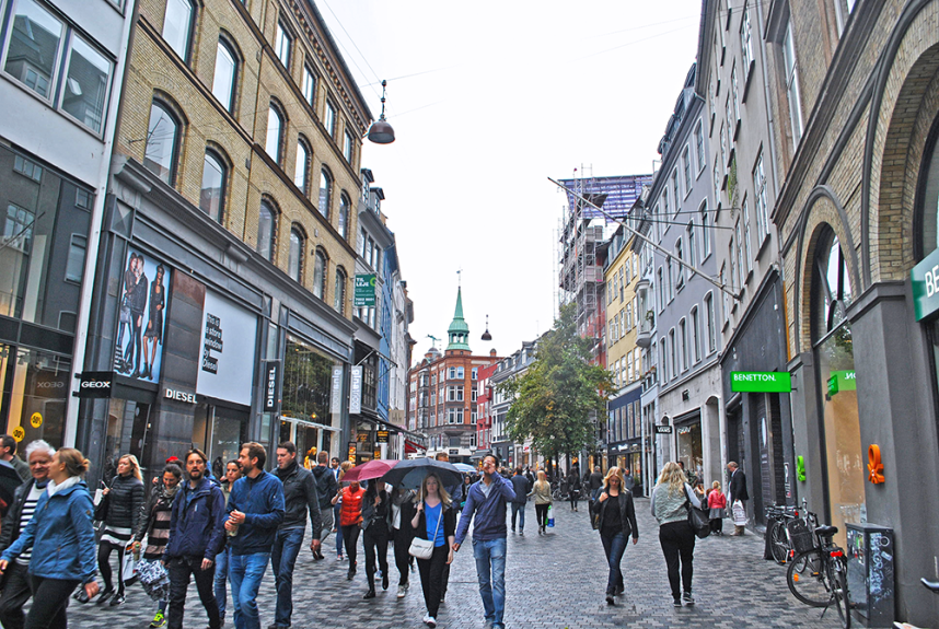 Это одна из самых длинных пешеходных улиц Европы с множеством магазинов и кафе
