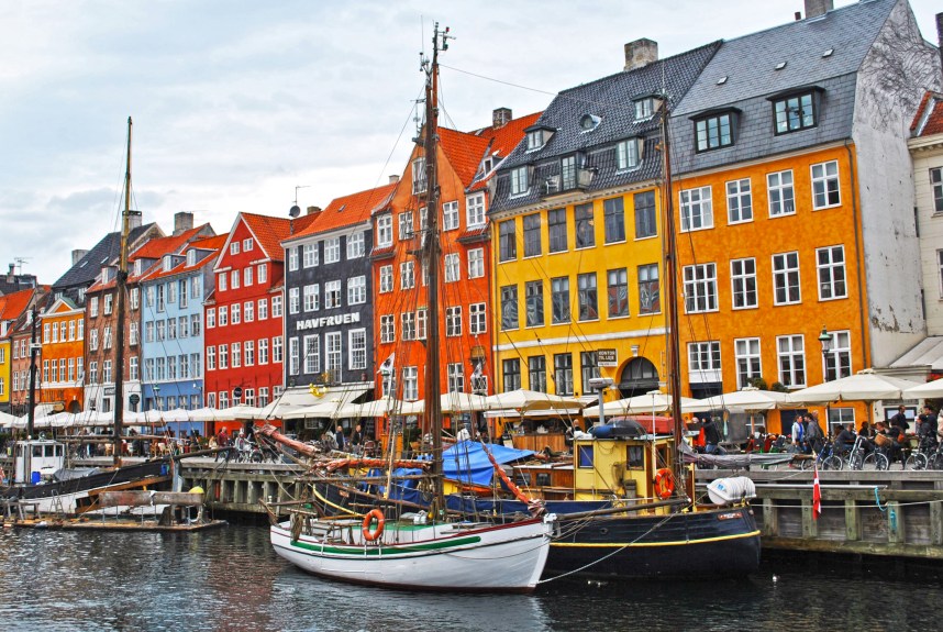 Копенгаген имеет богатую историю и красивую архитектуру, поэтому изучение займет большую часть вашего первого дня
