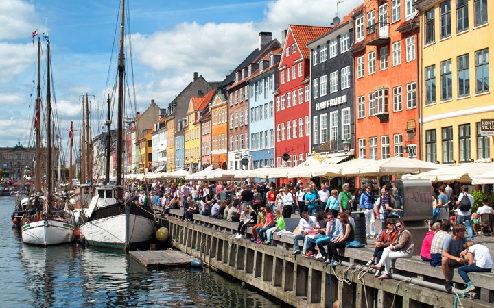 Красочные прибрежные таунхаусы, лодки на каналах, мишленовские рестораны и маленькие русалки - Копенгаген славится многими вещами, но бюджетное направление не входит в их число