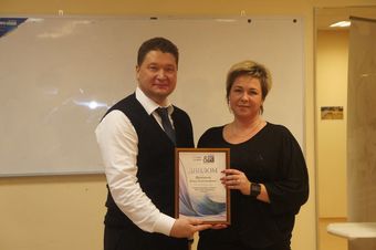 Petersburg) z dyplomem na pomyślne zakończenie szkolenia dla menedżerów