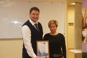 Szef Sergeev, Kayumov i Partnerzy Spartak Fanilovich Kayumov przekazuje Varganova Marina Vladislavovna (Niżny Nowogród) dyplom z pomyślnego ukończenia szkolenia dla menedżerów